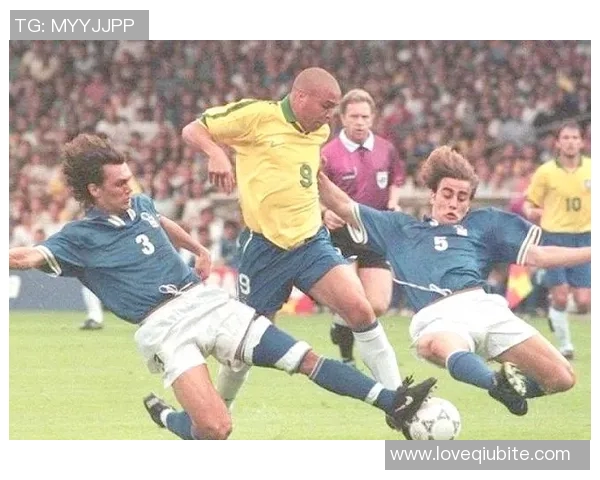 足球明星职业生涯中的遗憾瞬间集锦视频回顾与分析